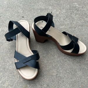 Me too Black Strappy Chunky Faux Wood Platform Heel Sandals Size 8